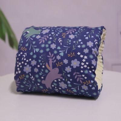 coussin allaitement fond bleu lapins lilas fleurs