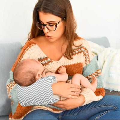 coussin allaitement maman berce bébé