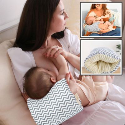 coussin allaitement maman tient main de bébé