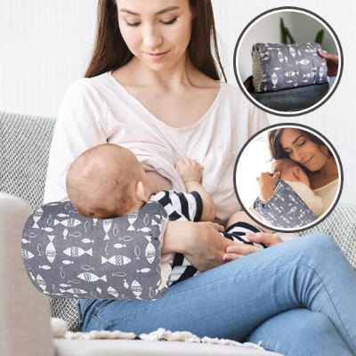 coussin allaitement maman qui regarde bébé avec tendresse