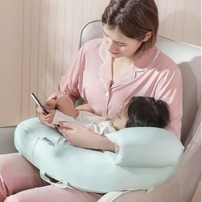 coussin d allaitement maman regarde cellulaire bébé sur elle
