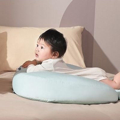 coussin d allaitement bébé installé sur le ventre