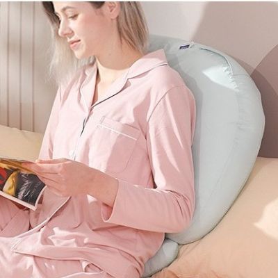 coussin d allaitement installé dans dos maman assit