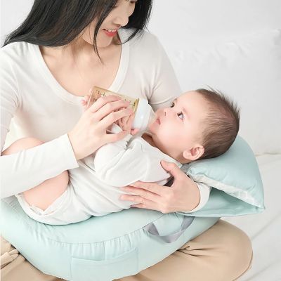 coussin d allaitement maman donne bouteille bébé