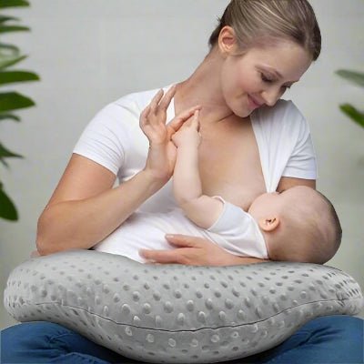 Coussin d'allaitement maman allaite bébé tien sa main