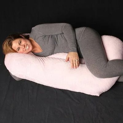 Coussin d'allaitement maman enceinte couché sur coussin