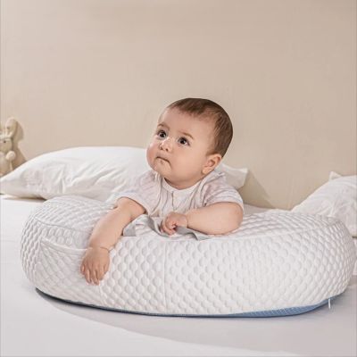 coussin d'allaitement bébé sur ventre