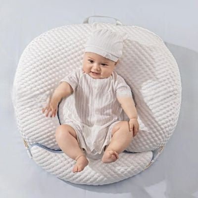 coussin d'allaitement bébé heureux sur dos