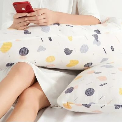 coussin de grossesse maman installée avec coussin