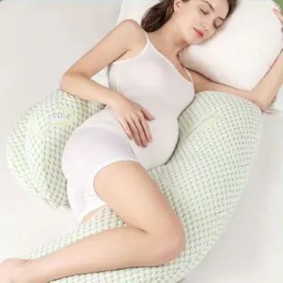 coussin de grossesse maman allongée main sur ventre