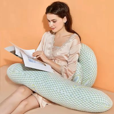 coussin de grossesse vert maman regard une revue