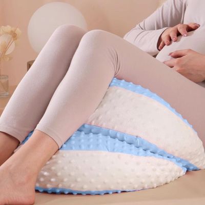 coussin grossesse bleu genoux sur coussin plier en deux