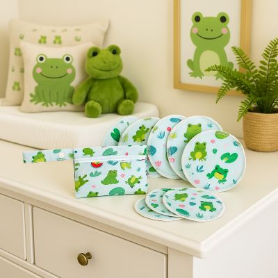 coussinet allaitement sur commode avec grenouilles