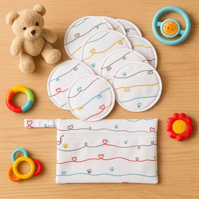 coussinet d allaitement avec coeur près jouets