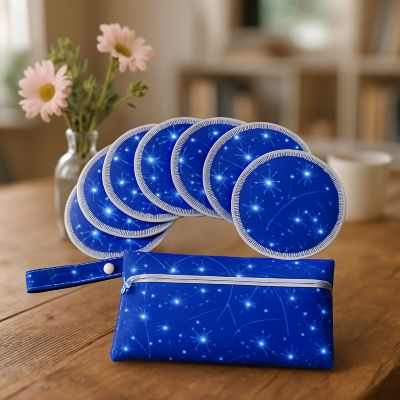 coussinet d allaitement bleu sur table