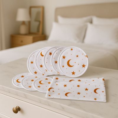 coussinet d allaitement étoile et lune sur commode