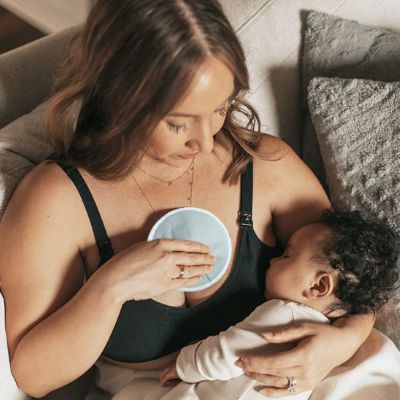 coussinet d'allaitement maman avec bébé