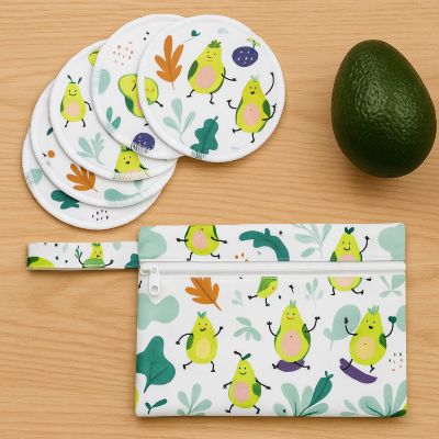 coussinet d'allaitement fond blanc avec avocats sur comptoir