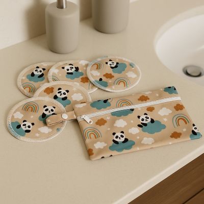 coussinet d'allaitement panda sur comptoir