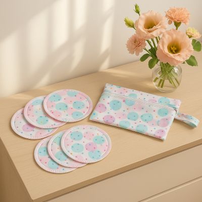coussinet d'allaitement fond blanc ronds pastel avec vase fleurs