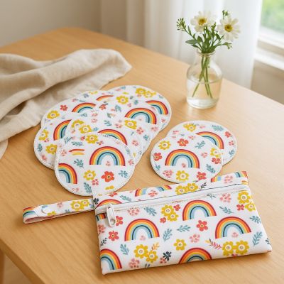 coussinet d'allaitement déposé sur une table