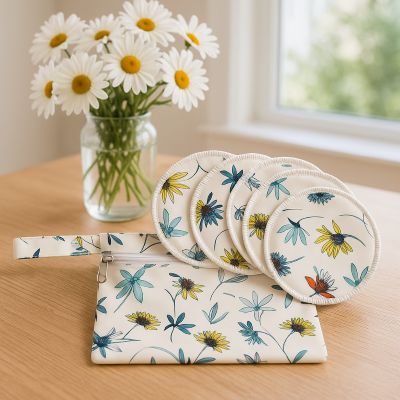 coussinets d allaitement près bouquet de marguerites