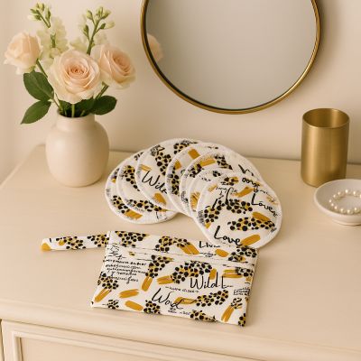 coussinets d'allaitement déposé sur commode