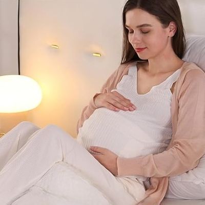 coussins grossesse maman assise tien son ventre
