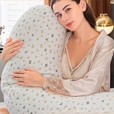 coussins grossesse dans bras de maman