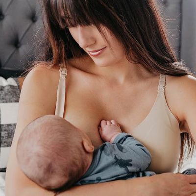 soutien-gorge d'allaitement maman allaite bébé