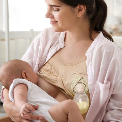 tire-lait manuel maman souriante bébé sein