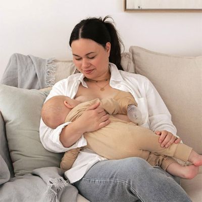 tire-lait manuel maman regarde bébé