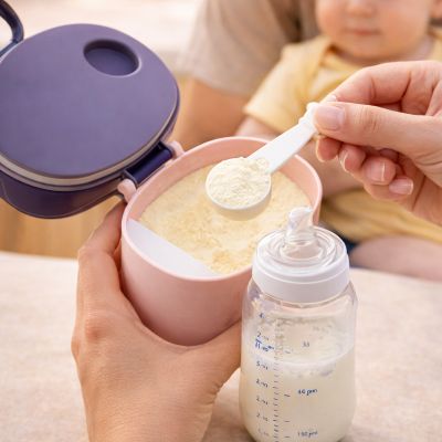 boite doseuse lait  bébé maman prépare biberon