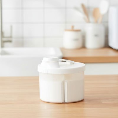 Boite doseuse lait blanc sur table