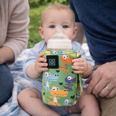 chauffe-biberon nomade vert mains bébé