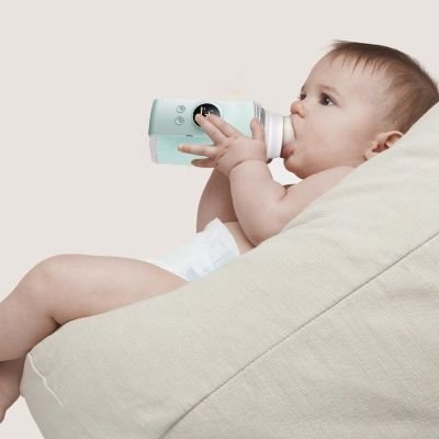 chauffe biberon nomade bébé tient biberon