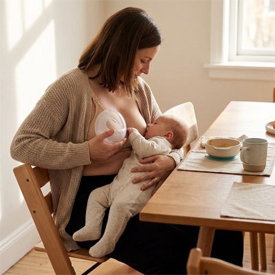 Coquille d'allaitement maman allaite bébé