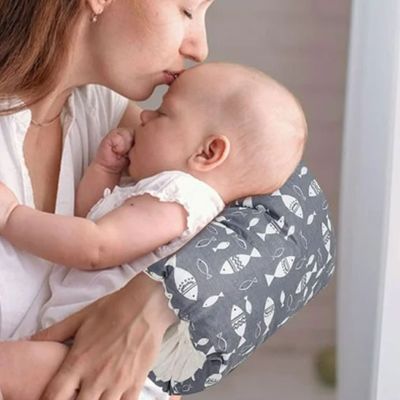 coussin allaitement maman donne bizou front bébé