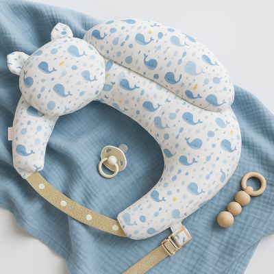 Coussin allaitement baleine bleu fond blanc