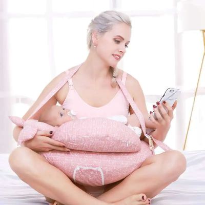 coussin allaitement bébé sur maman regarde cellulaire