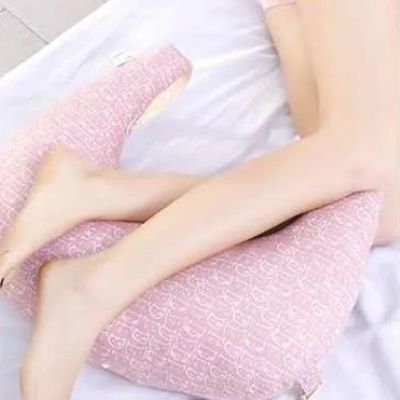 coussin allaitement maman dort avec sous ses pieds