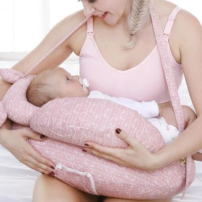 coussin allaitement bébé suce dans les bras de maman