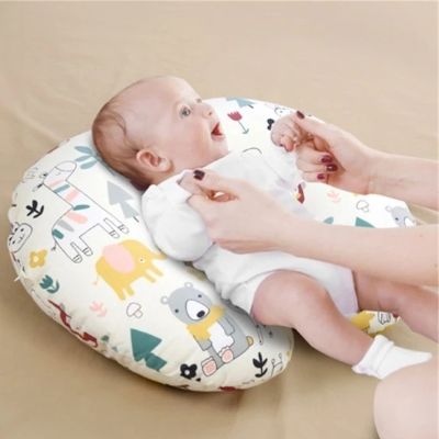 Coussin allaitement bébé sourit couché sur dos