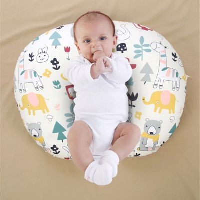 Coussin allaitement bébé sur dos mains bouche