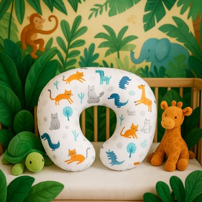 Coussin allaitement zoo dans lit bébé
