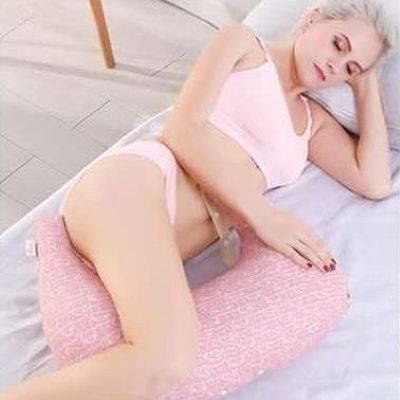 coussin allaitement rose maman couchée coussin sous genou