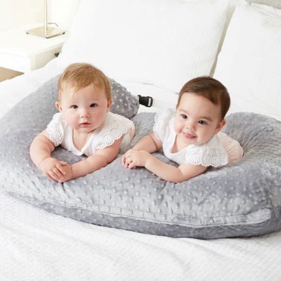 Coussin d'allaitement jumelle sur le ventre
