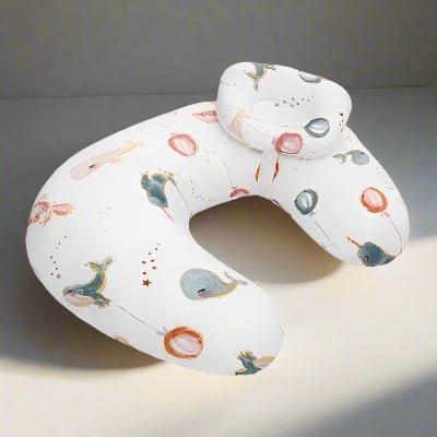 Coussin d'allaitement baleine ballon fond blanc