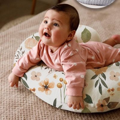 Coussin d allaitement bébé sourire sur ventre