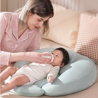 coussin d allaitement maman donne biberon bébé